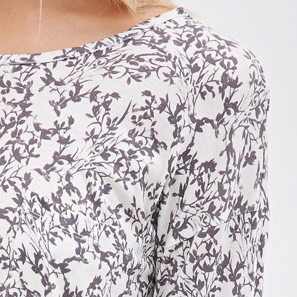 Casual floral blouse. - Picture 2 of 3