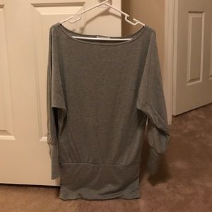 Baggy grey shirt with large sleeves