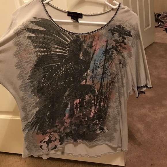Gray shirt with blackbird on the front