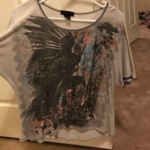 Gray shirt with blackbird on the front