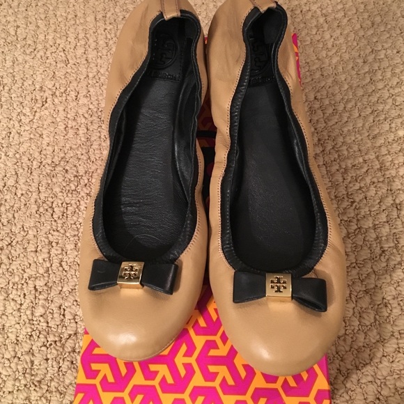 Tory Burch Eddie W/bow flat. EUC with Box!!!!