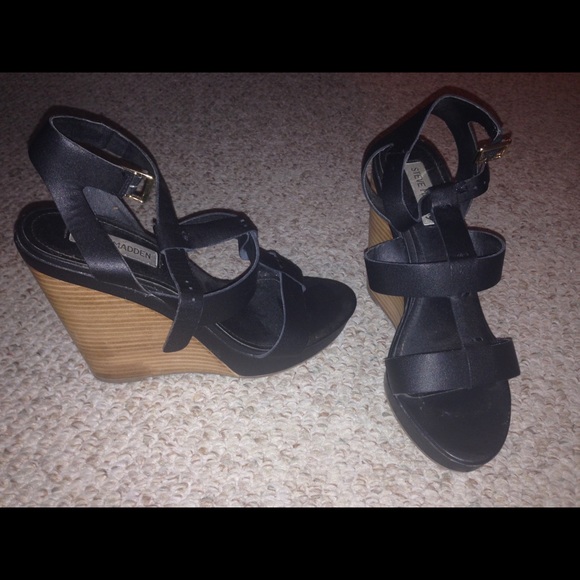Super cute wedge sandals. - Picture 2 of 7