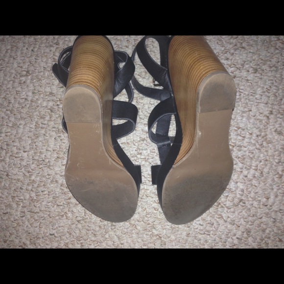 Super cute wedge sandals. - Picture 4 of 7