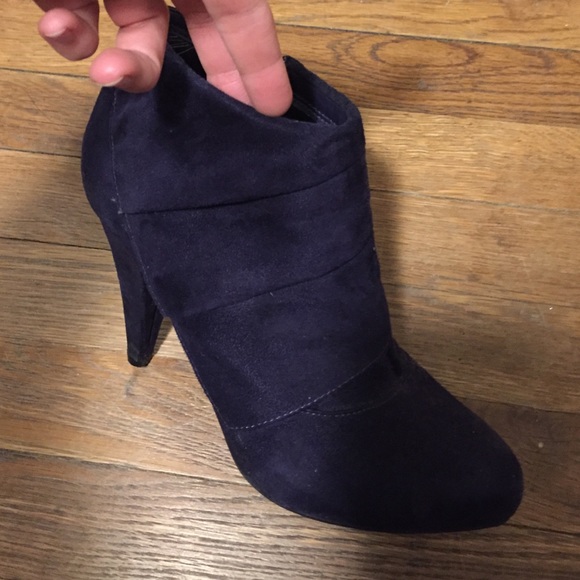 Fioni purple/violet suede booties
