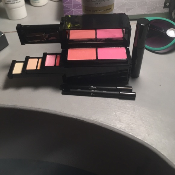 NEW IN PACKAGING Makeover Essentials - Picture 4 of 4