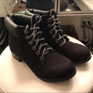 Timberlands style black boots