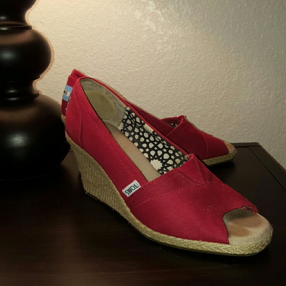 ⚠⚠⚠ CLOSET CLOSING SOON!  TOMS wedge heels