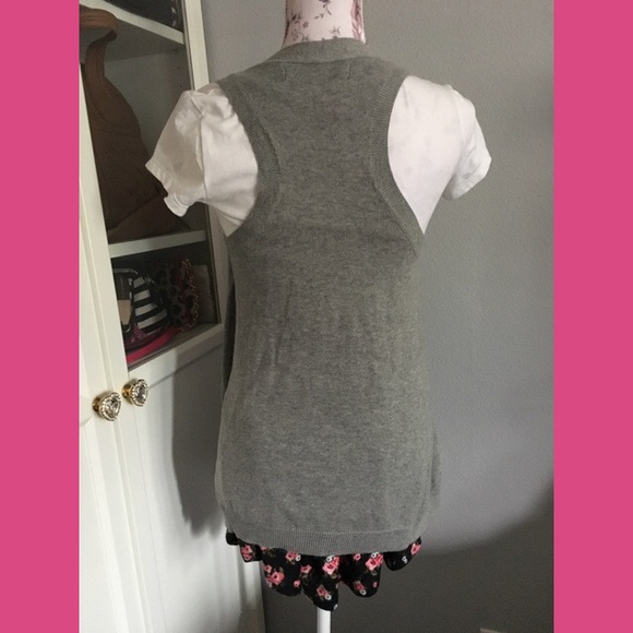 Miley Cyrus gray sweater - Picture 2 of 2