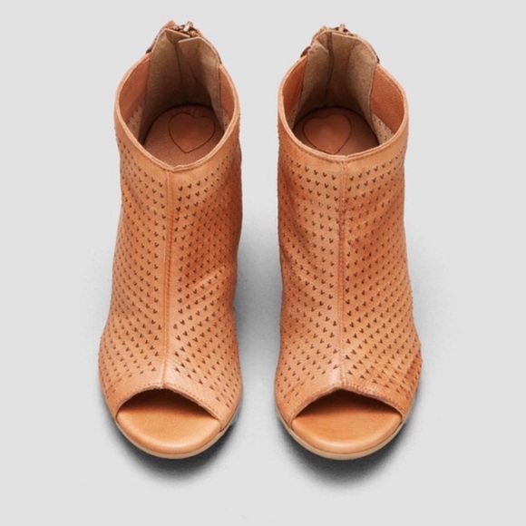 Kenneth Cole Perforated Peep Toe Bootie - Picture 4 of 4