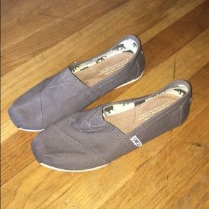 Women's gray Toms size 6.5