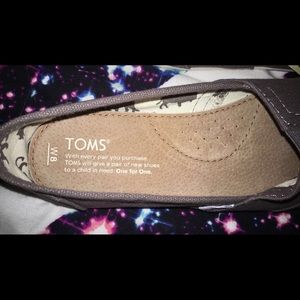 NWT women's toms. Never worn.