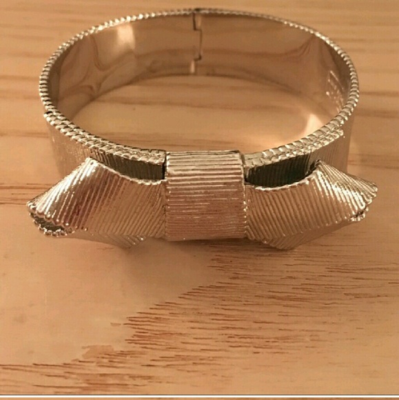 Bow bracelet