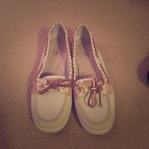 Gently Used Sperrys