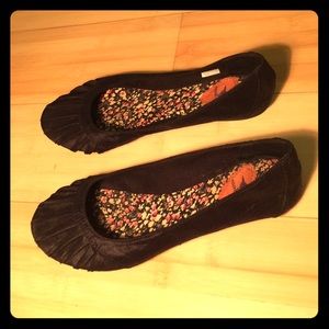 Raw silk black flats, 7.5