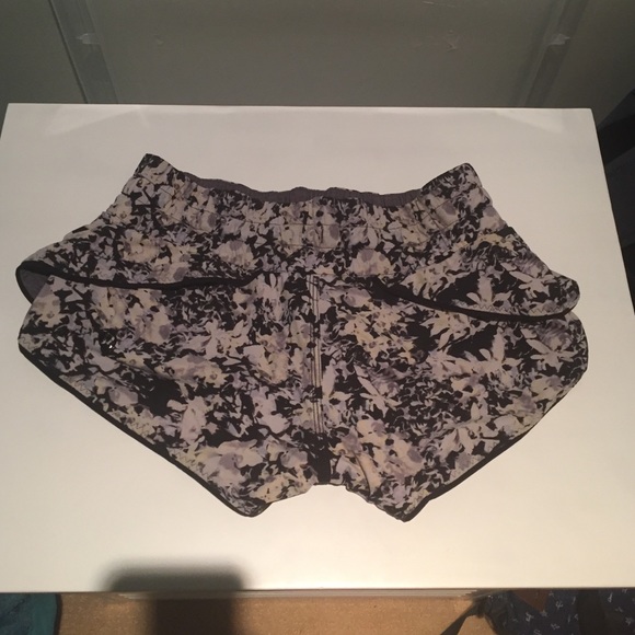 ❌SOLD❌Reversible lululemon shorts - Picture 2 of 4