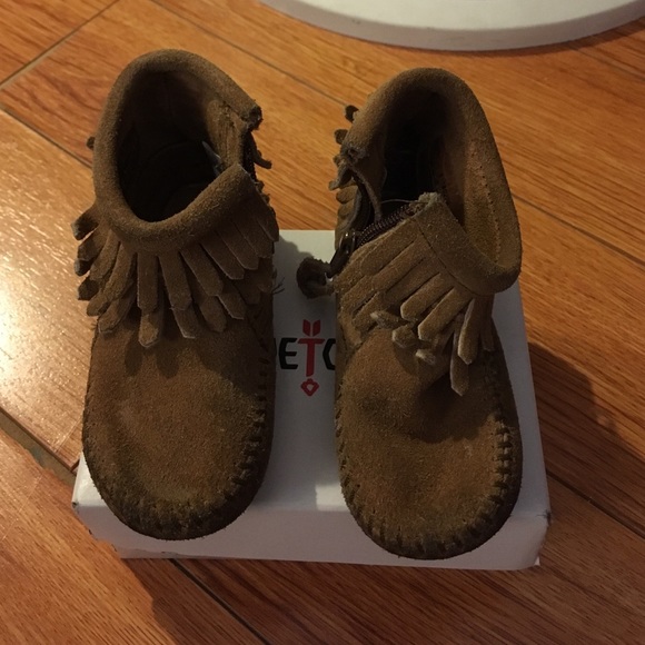 Minnetonka Infant Double fringe boots size 5