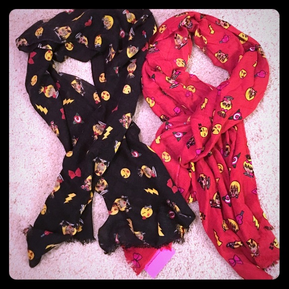 NWT Betsey Johnson "Betsey's Emoji Scarf" 2 Pc Set - Picture 1 of 4