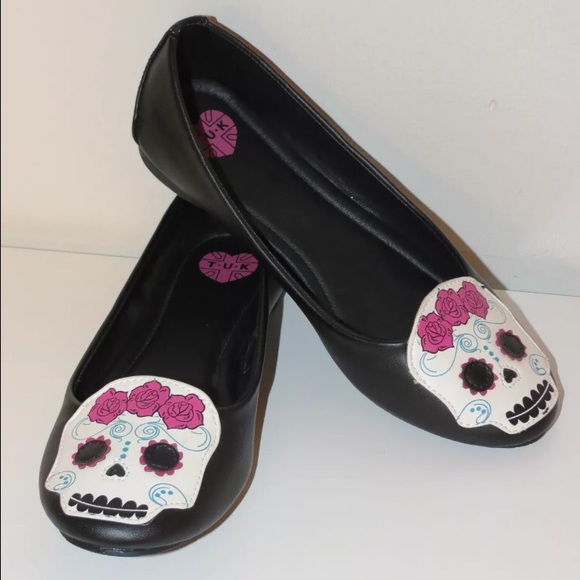 Women's size 7 Tuk Brand Shoes New without Box