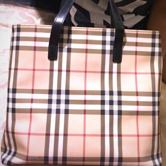 Burberry tote. 100% authentic .