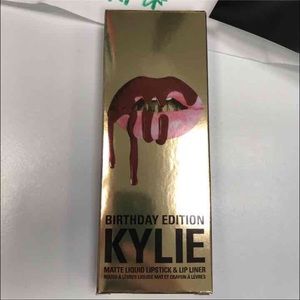 Kylie lip kit in *leo