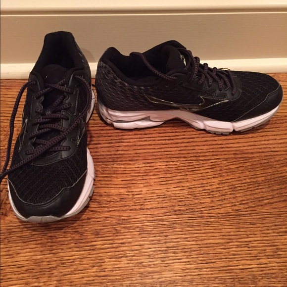 Mizuno Wave Rider 19 size 8