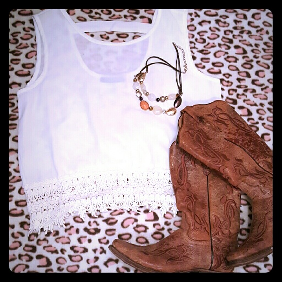 Sleeveless crop top with lace detail