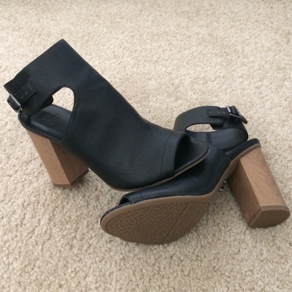Simply Vera Black opened toed, ankle block heels