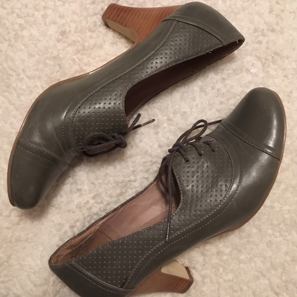 🆕 listing! Gray oxford ankle booties