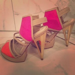 NWOT BCBGMAXAZRIA FLAT FORM SANDALS