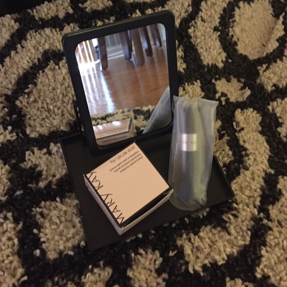 Mary Kay Mineral Powder Foundation Set - Picture 1 of 4