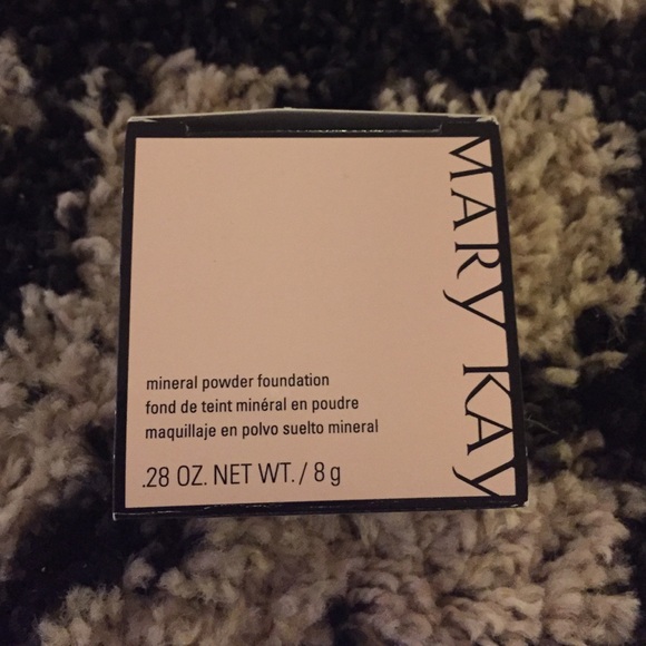 Mary Kay Mineral Powder Foundation Set - Picture 2 of 4