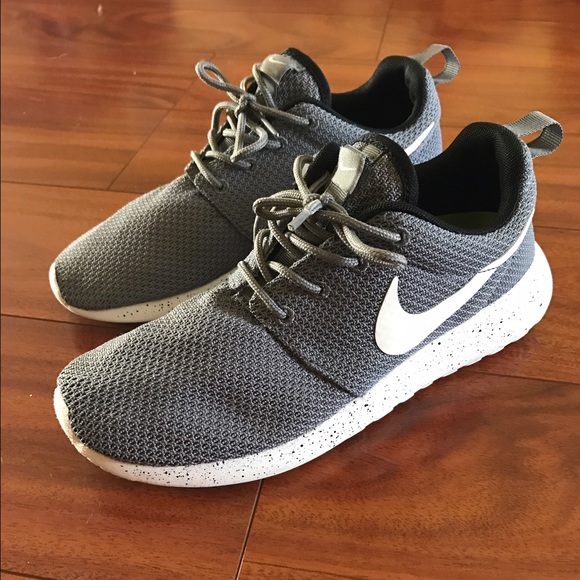 Gray Nike Roshe tennis shoes
