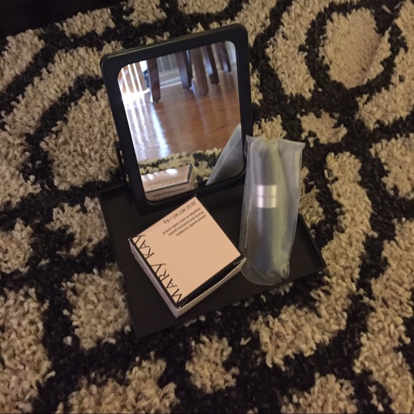 Mary Kay Mineral Foundation Set - Picture 1 of 4
