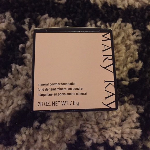 Mary Kay Mineral Foundation Set - Picture 2 of 4