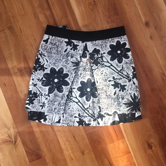 Floral mini skirt - worn once!