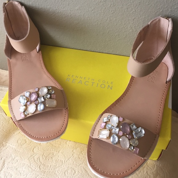 NWT Kenneth Cole Reaction Nude Desnudo Sandals