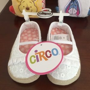 Circo 6-9 mos white infant shoes