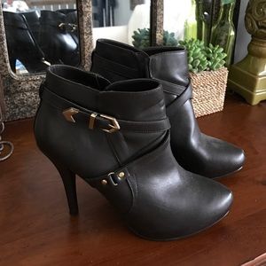 Drank brown GUESS booties