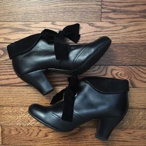 Hush Puppies Black leather booties w/velvet ties