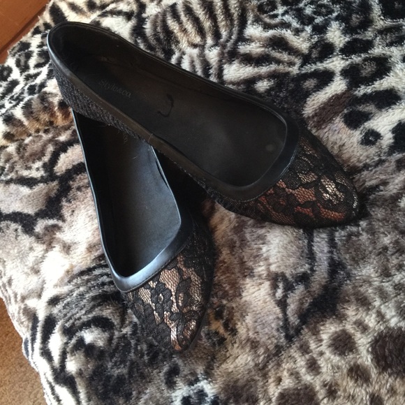 Cute and classy flats - Picture 1 of 4