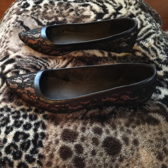 Cute and classy flats - Picture 3 of 4