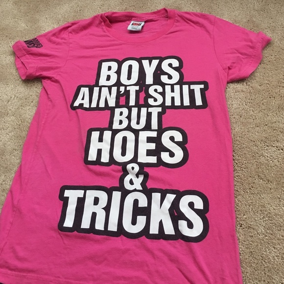 Boys ain't shit but hoes & tricks 💗 tee - Picture 1 of 3