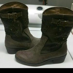 Excellent Shape Bare Trap Western Inspired Boots