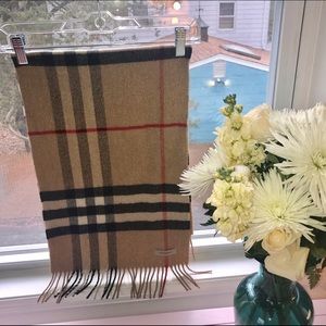 Gorgeous in New Condition Burberry cashmere Scarf