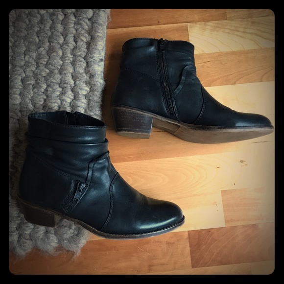 Steve Madden NEENAA Bootie, Black Leather, Size 9
