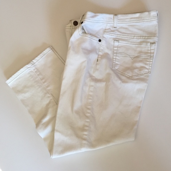 Denim & Co. White Stretch MidRise Denim Crop Jeans - Picture 2 of 4