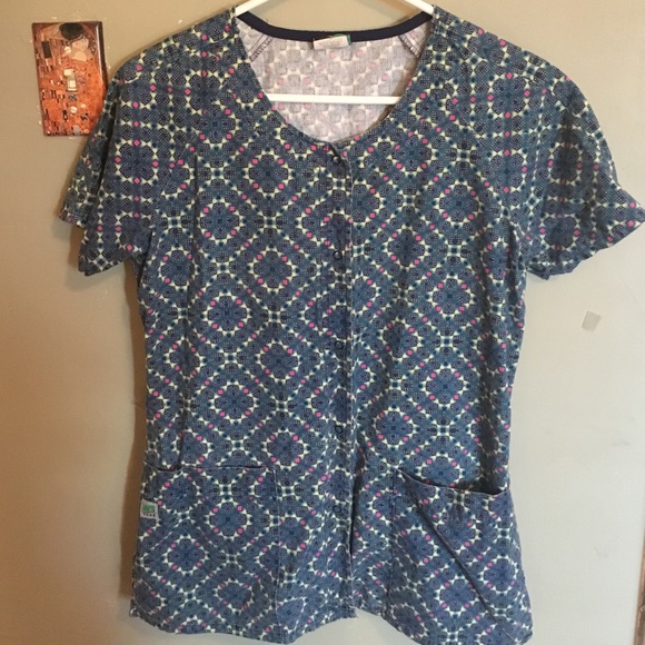 Scrub top size small, snap front