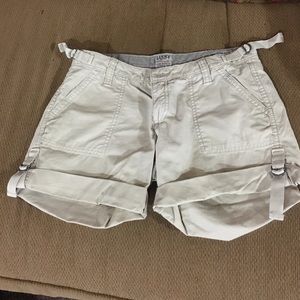 Mid Rise, Easy fit, khaki shorts