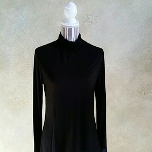 TRIBAL BLACK TURTLENECK WITH RUCHING