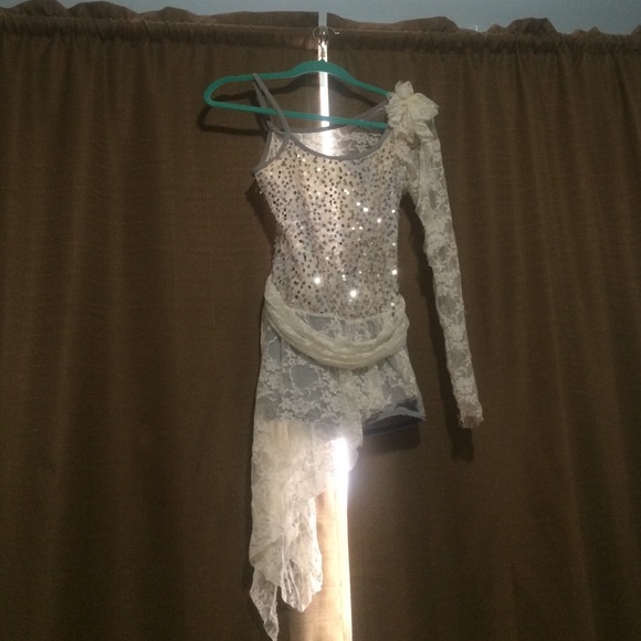 White and bray lyrical costume
